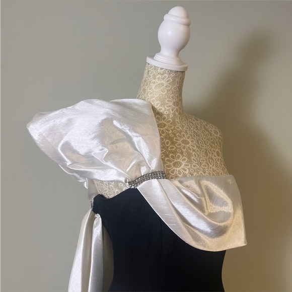 Cache Black and White One Shoulder Dress - Picture 8 of 14